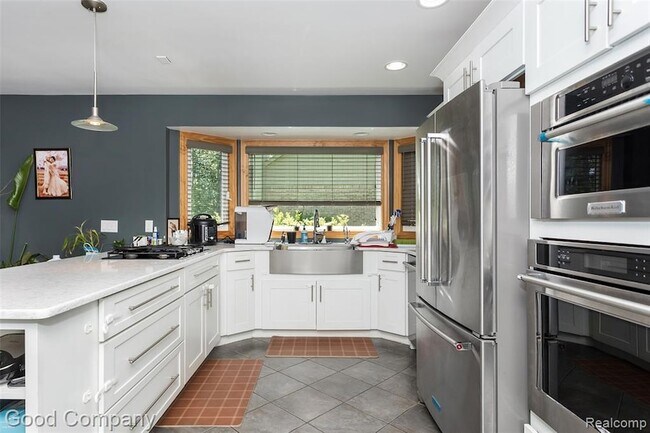 30384 Castleford Ct in Farmington Hills, MI - Building Photo - Building Photo