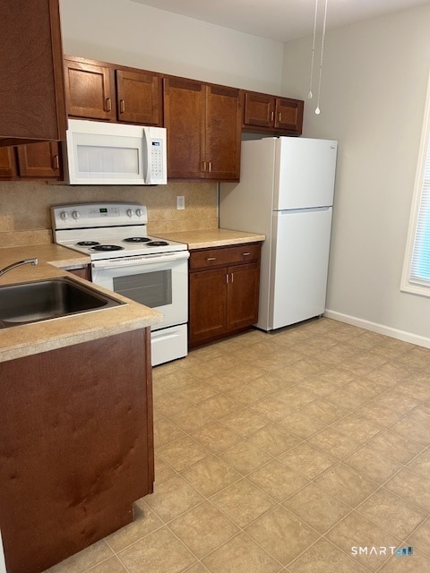 227 Howe Ave in Shelton, CT - Foto de edificio - Building Photo