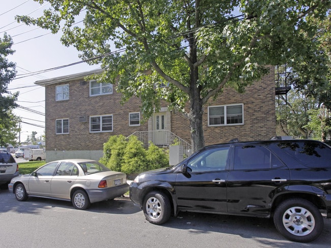 414 Garretson Ave in Staten Island, NY - Foto de edificio - Building Photo