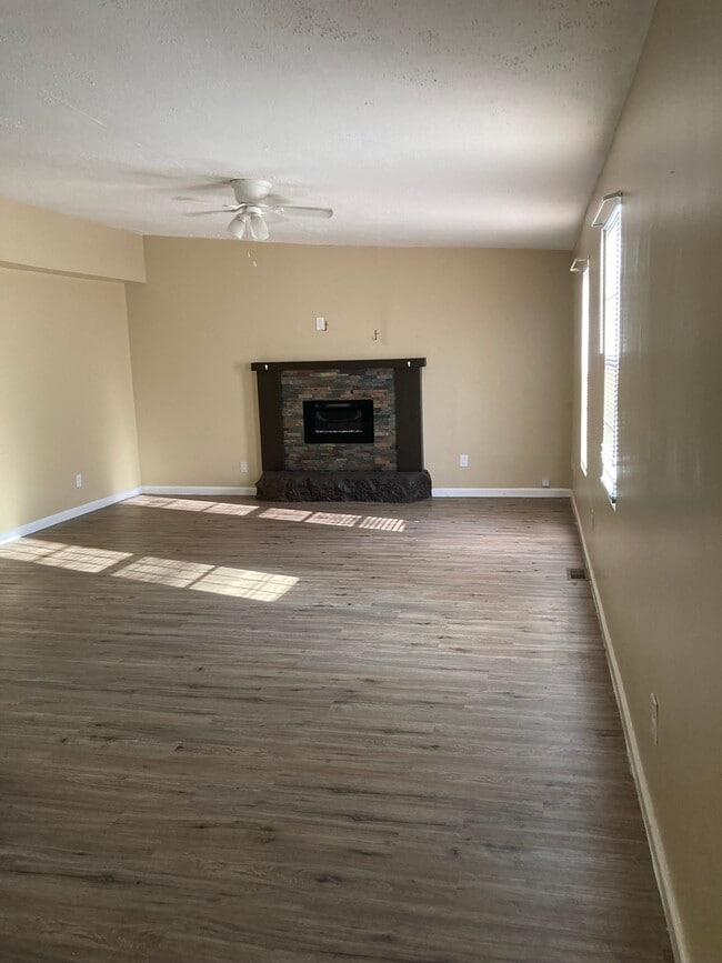 300 Glade Springs Rd in Lafollette, TN - Foto de edificio - Building Photo