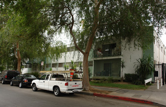 Owensmouth Apartments in Canoga Park, CA - Building Photo - Building Photo