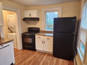 64 Willard Ave in Newington, CT - Foto de edificio - Building Photo