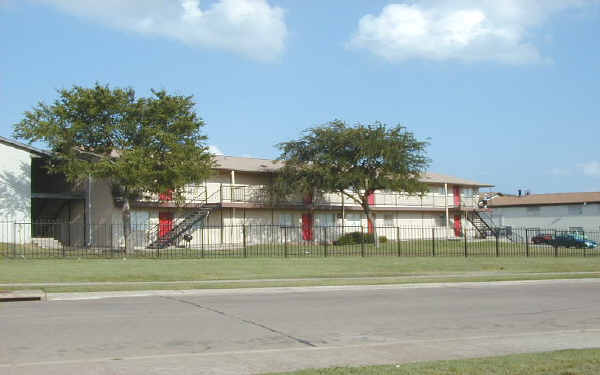 Park Creek Manor Apartments in Dallas, TX - Building Photo