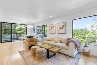 4006 Milaca Pl in Sherman Oaks, CA - Foto de edificio - Building Photo
