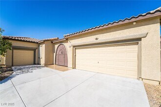 7232 Frontier Hills Ave in Las Vegas, NV - Foto de edificio - Building Photo