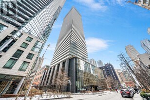 33 Charles St E in Toronto, ON - Building Photo