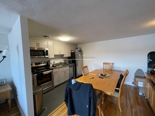 12 Riverside St, Unit 5 in Watertown, MA - Foto de edificio - Building Photo