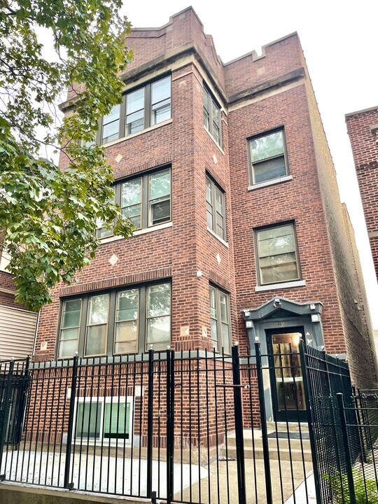 3310 W Eastwood Ave, Unit 2 in Chicago, IL - Foto de edificio