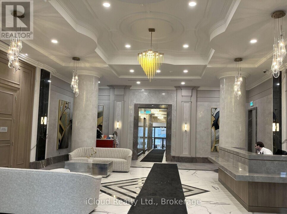 30 Elm Dr W in Mississauga, ON - Building Photo