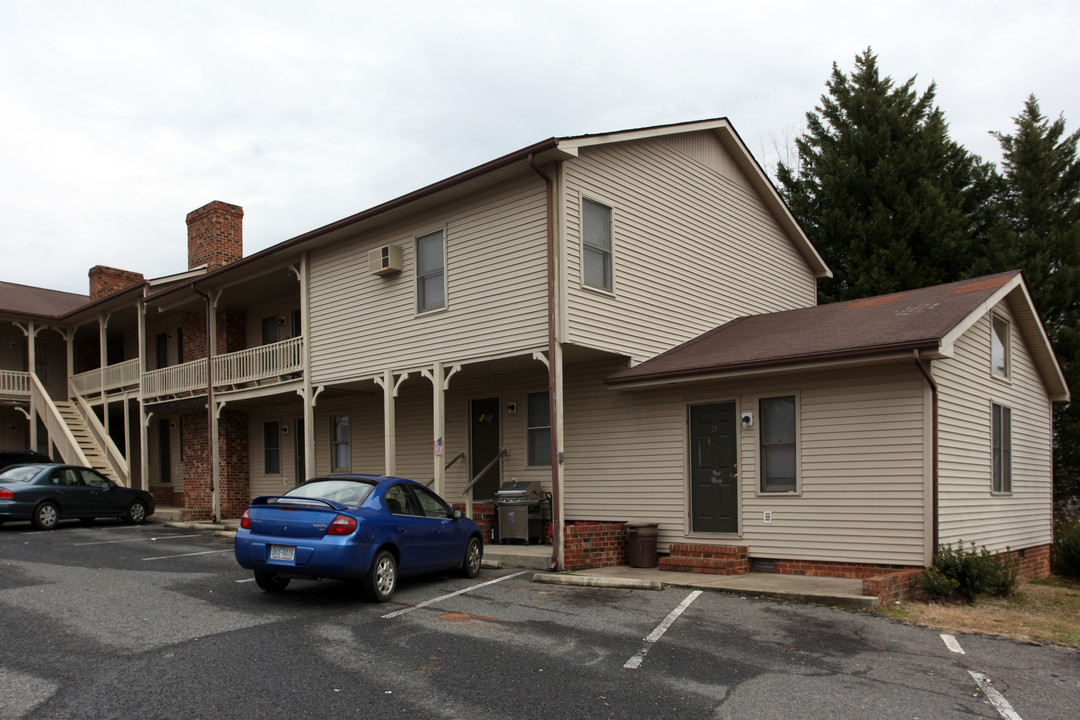 Chateaux Apartments in Asheboro, NC - Building Photo