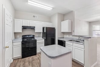 Pecan Creek on McKinney Apartments in Denton, TX - Foto de edificio - Building Photo