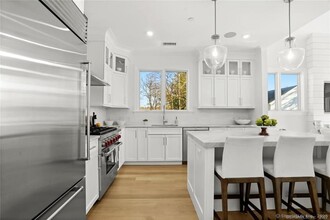 302 Park Ave in New Canaan, CT - Building Photo - Building Photo