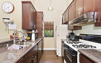 10591 Lakeside Dr S in Garden Grove, CA - Building Photo - Building Photo
