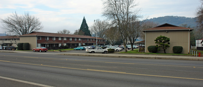 2706-2748 NW Edenbower Blvd in Roseburg, OR - Building Photo - Building Photo