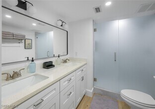1742 Bald Eagle Dr in Naples, FL - Foto de edificio - Building Photo