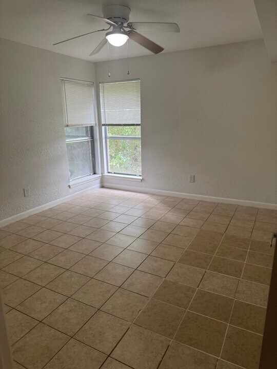 4031 Briarglen Dr in Dickinson, TX - Building Photo