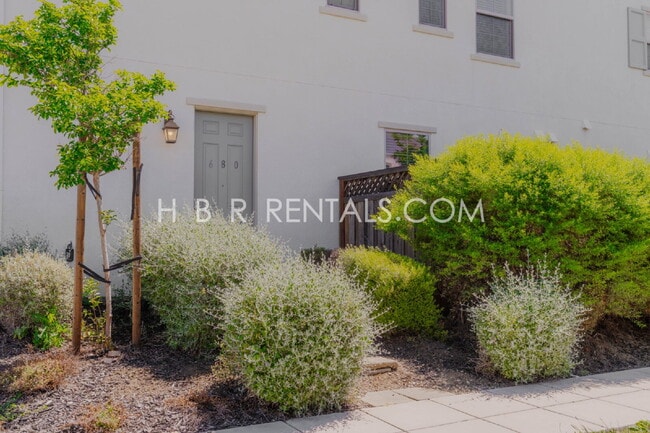 680 W Waterman Dr in Tracy, CA - Building Photo - Building Photo