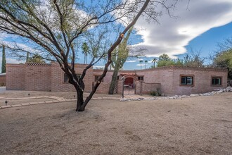 7602 E Sabino Vista Dr in Tucson, AZ - Building Photo - Building Photo