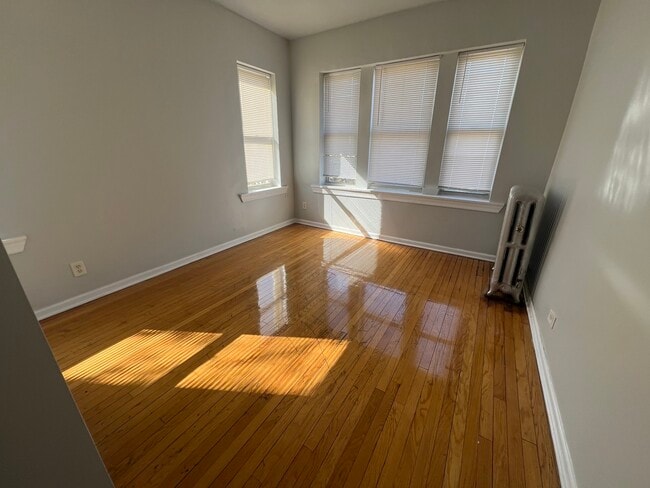 2047 E 68th St in Chicago, IL - Building Photo - Building Photo