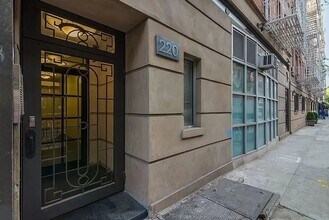 220 Sullivan St in New York, NY - Building Photo - Building Photo