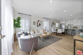5413 Homeside Ave in Los Angeles, CA - Foto de edificio - Building Photo
