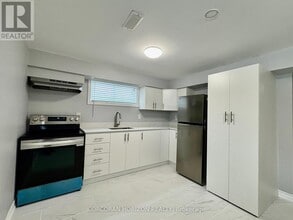 16 Aspen Crescent in Whitchurch-Stouffville, ON - Building Photo - Building Photo