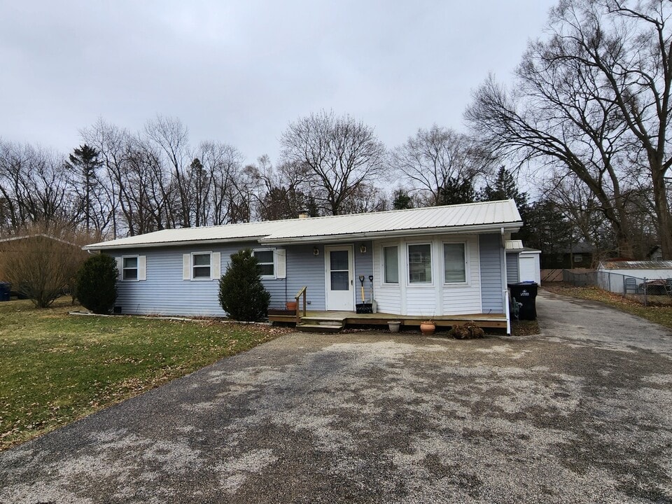 2605 Myang Ave in McHenry, IL - Building Photo