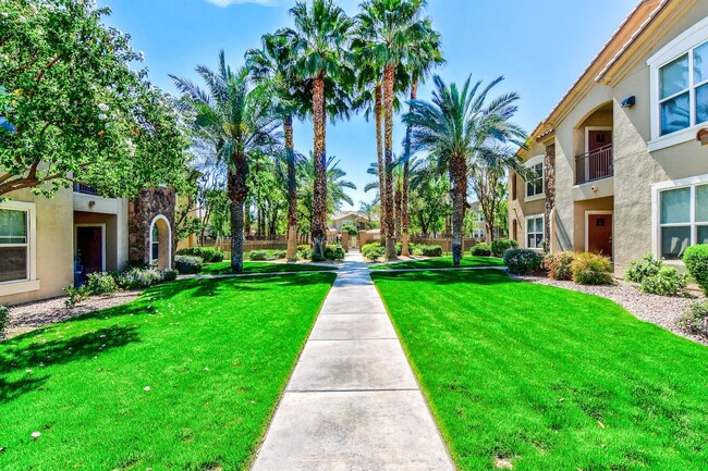Mediterra Apartment Homes in La Quinta, CA - Foto de edificio - Building Photo