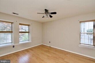3377 Lakeside View Dr in Falls Church, VA - Foto de edificio - Building Photo