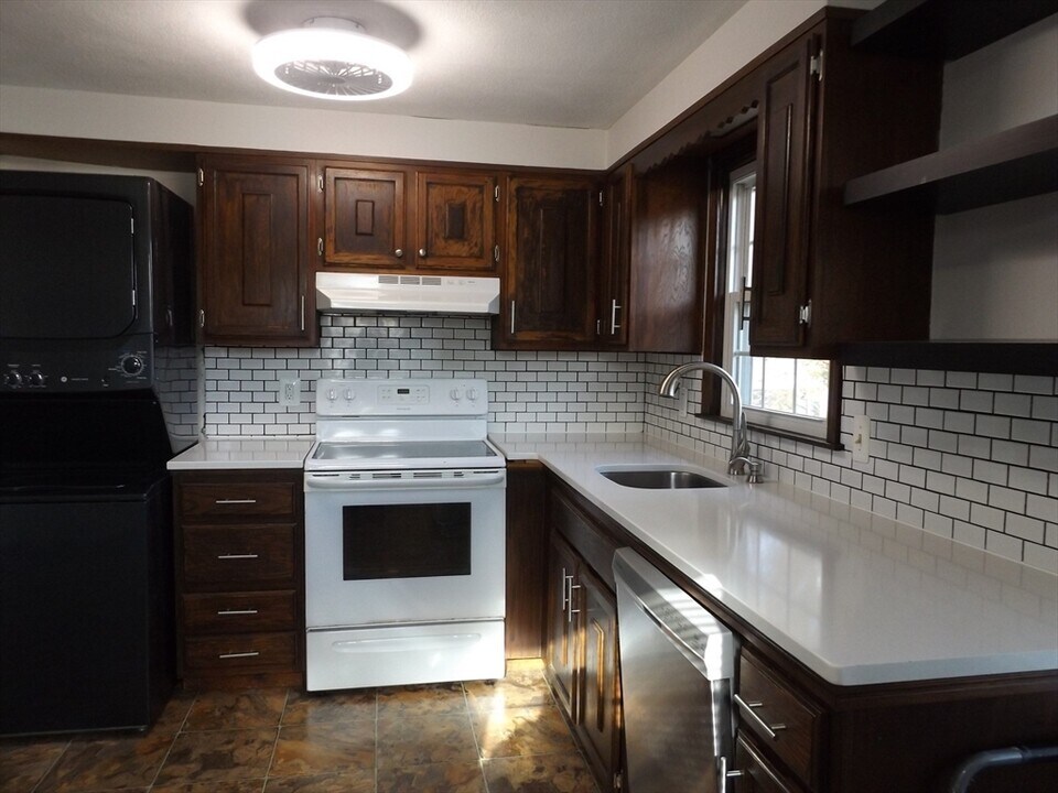 28 Greenwich St in Attleboro, MA - Building Photo