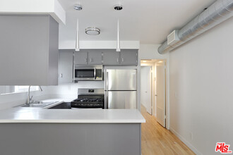 35 Ozone Ave in Los Angeles, CA - Building Photo - Building Photo