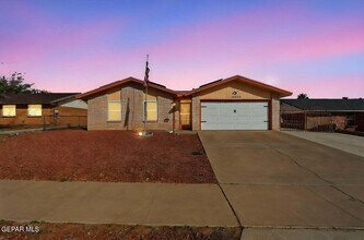 10720 Sugarland Dr in El Paso, TX - Building Photo - Building Photo