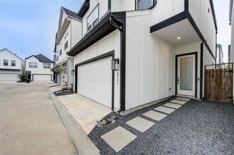 6726 Parker Oaks Ln in Houston, TX - Building Photo - Building Photo