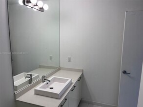 151 SE 1st St, Unit 506 in Miami, FL - Building Photo - Building Photo