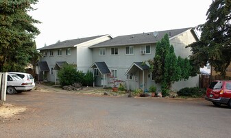 703 Kings Row 1 in Creswell, OR - Building Photo