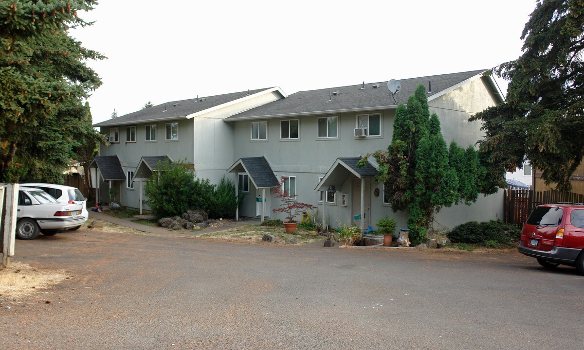 703 Kings Row 1 in Creswell, OR - Building Photo