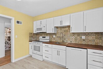 305 Knoop Ln in Eugene, OR - Building Photo - Building Photo