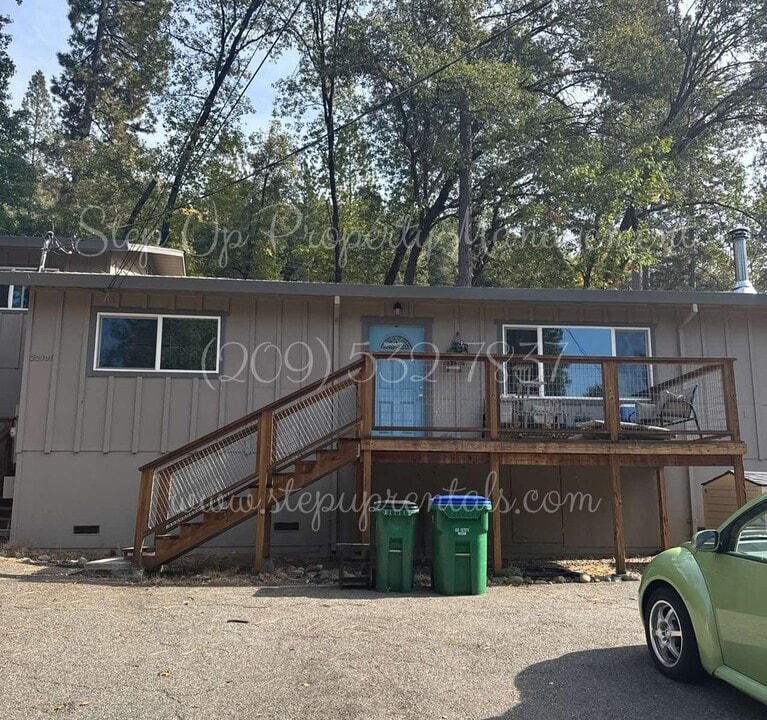 22101 Crystal Falls Dr in Sonora, CA - Building Photo