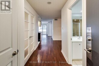 270-270 Wellington St W in Toronto, ON - Building Photo - Building Photo