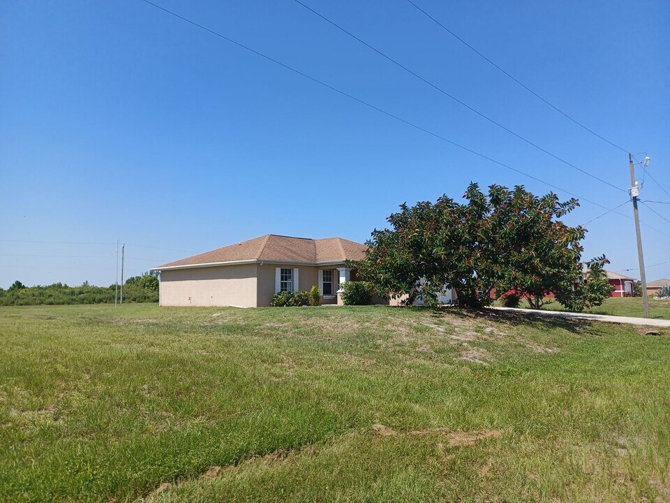 3808 NW 38th St in Cape Coral, FL - Building Photo