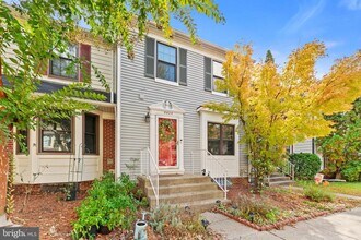 8605 Western Oak Dr in Springfield, VA - Building Photo - Building Photo