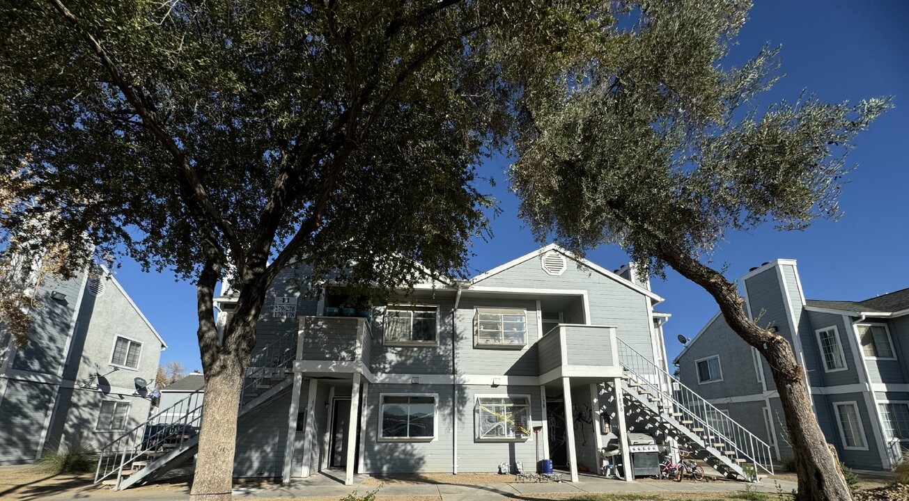 1898 Nebula Dr in Las Vegas, NV - Foto de edificio