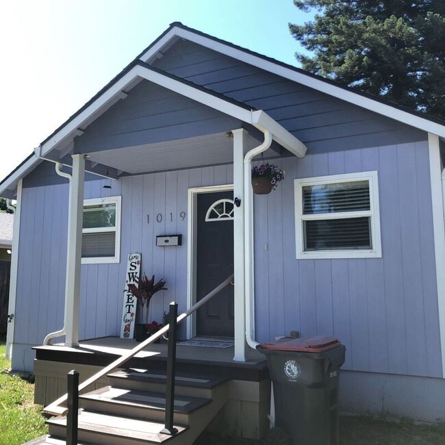 1019 W 12th St in Medford, OR - Building Photo - Building Photo