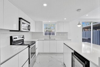 606 NW 107th Ave in Miami, FL - Foto de edificio - Building Photo