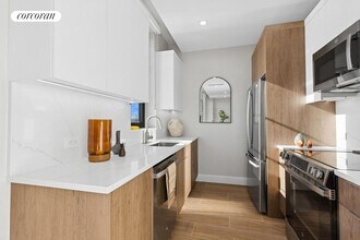 760 Metropolitan Ave in Brooklyn, NY - Foto de edificio - Building Photo