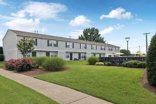 August Oaks in Gallatin, TN - Building Photo