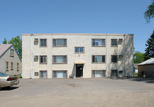 Apartments on 4th Ave in Osseo, MN - Foto de edificio - Building Photo