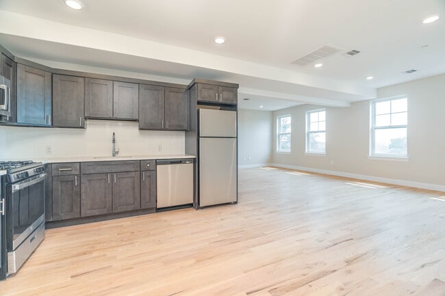 329 Totowa Rd in Totowa, NJ - Building Photo - Interior Photo