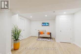 194 Willow Creek Cir in Ottawa, ON - Building Photo - Building Photo