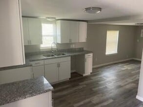 802 Old Ocean Ave in Sweeny, TX - Building Photo - Building Photo